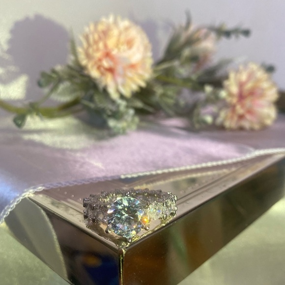 Simulated Diamonds Exaggerated  vintage Beautiful Ring - Picture 4 of 10